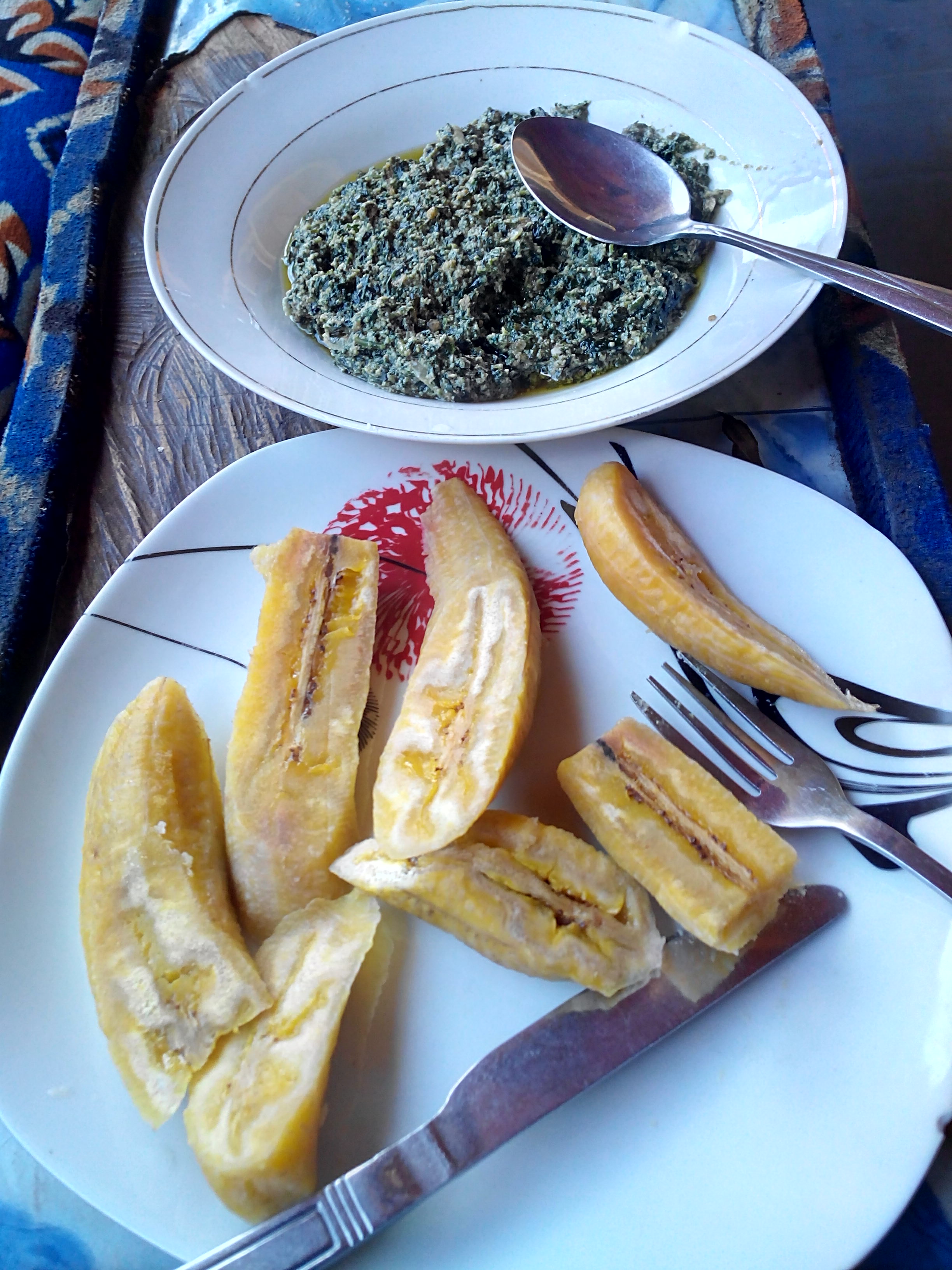 Ndolé servi avec banane bouillie