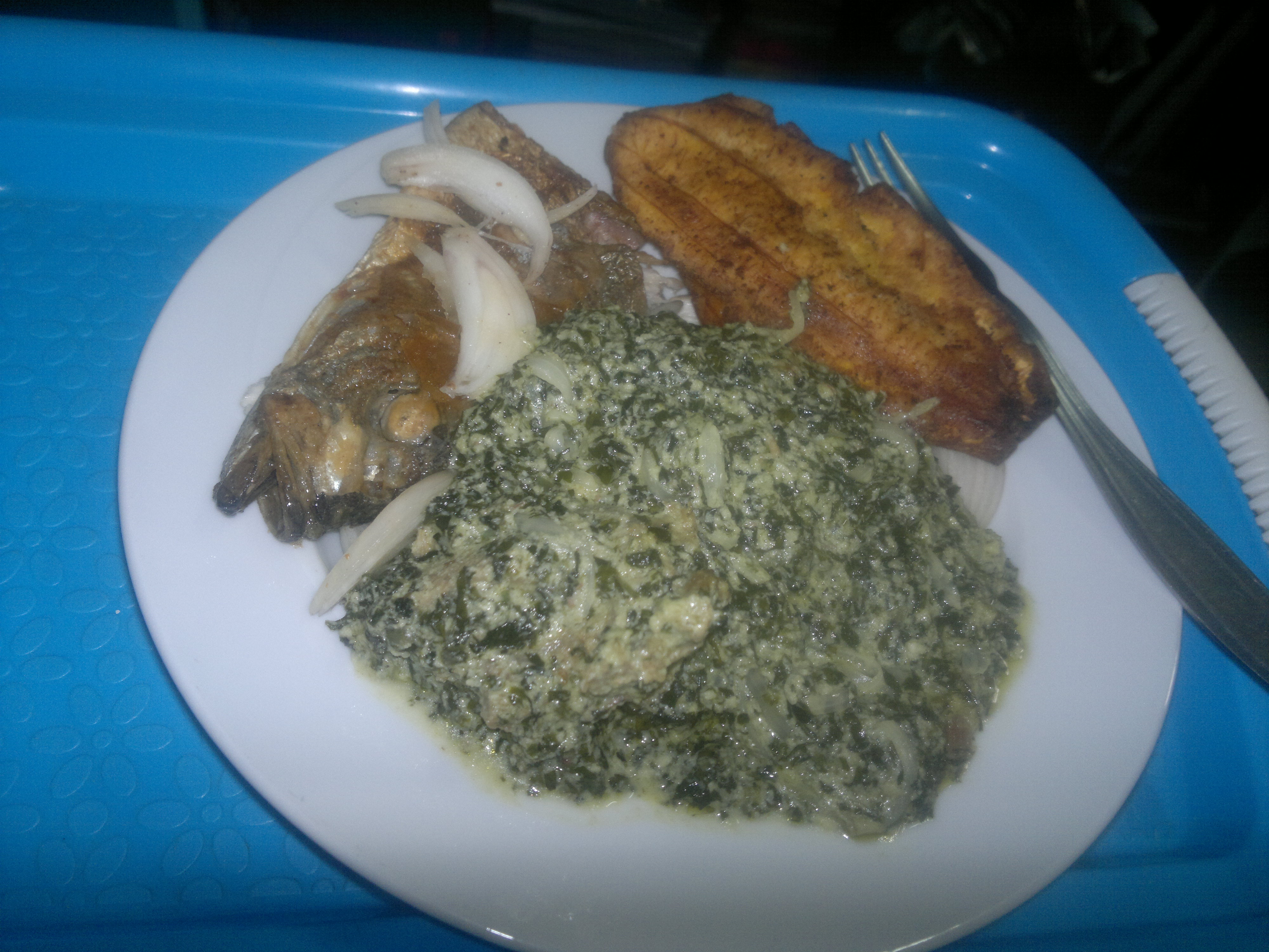 Ndolé servi avec plantains tapés frits et poisson